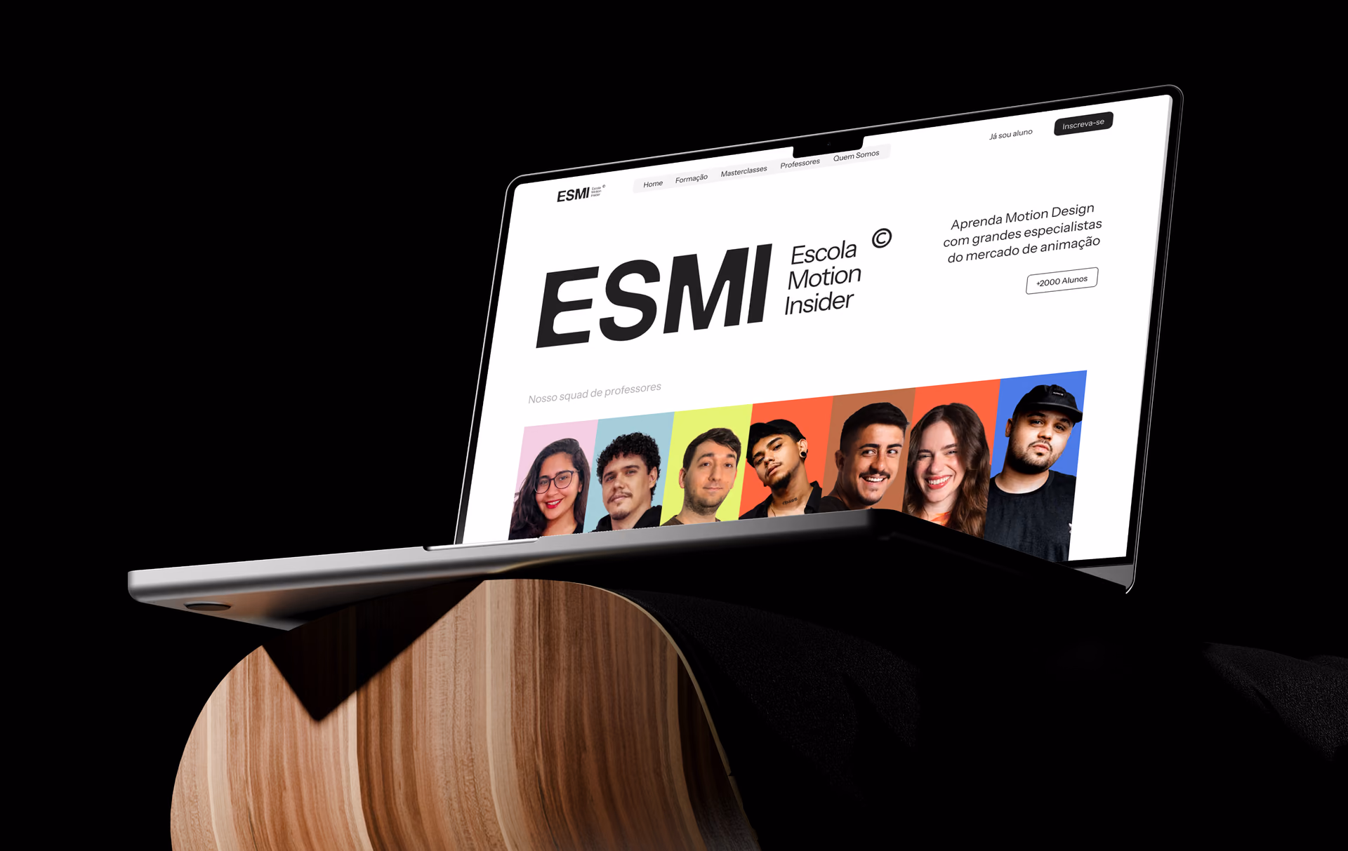 Website da ESMI aberto em um notebook